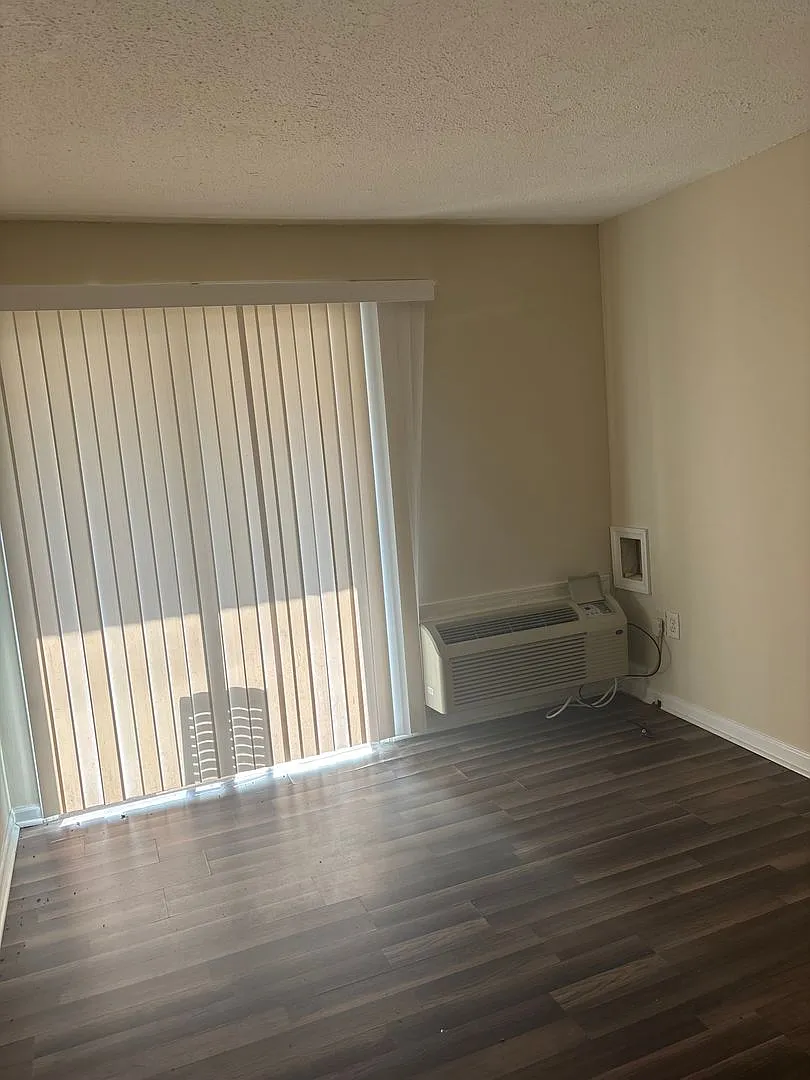 Creekside Apartments — Photo 3