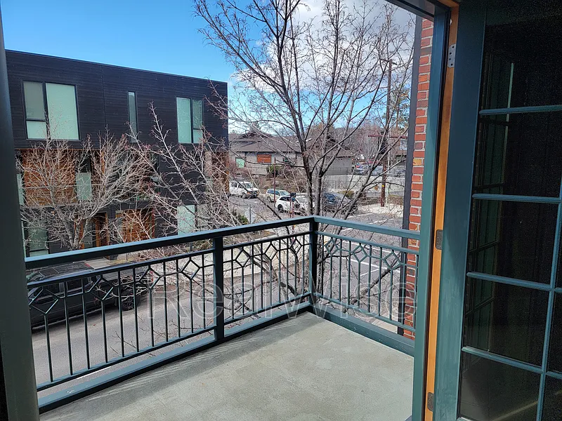 2 bed, 2.5 bath, 3264 sqft, $3,900 — Photo 3