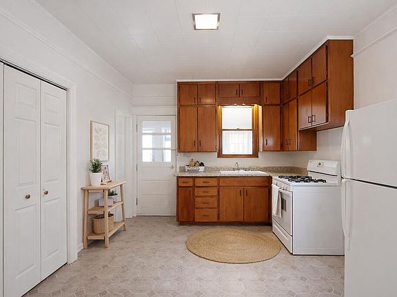4th image of 1412 Scott St