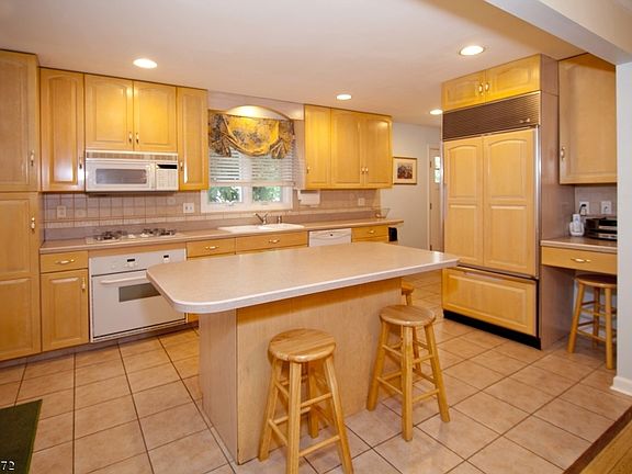 4th image of 9 Hickory Dr