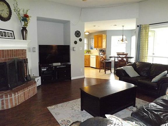 2nd image of 605 Gracie Ln