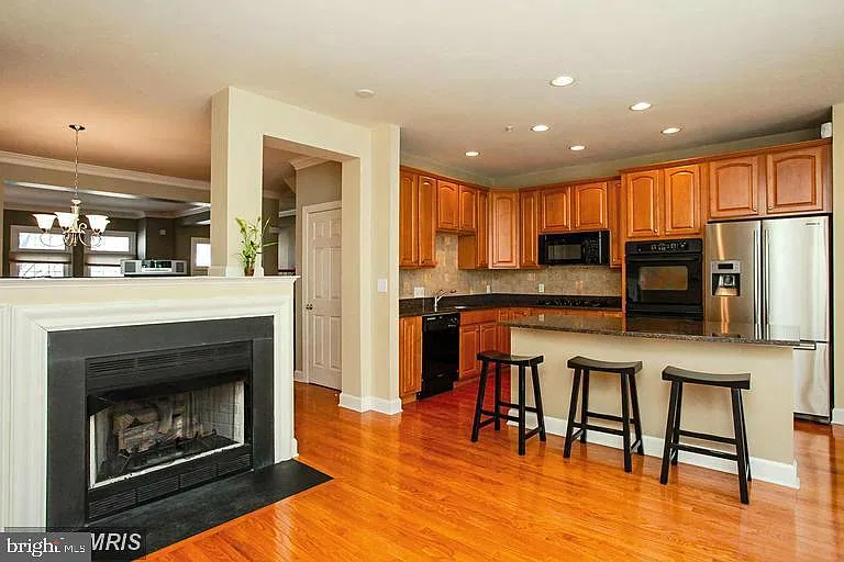 1 bed, 1.5 bath, 1000 sqft, $900 — Photo 2