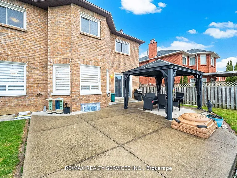 62 Fernbrook Cres — Photo 43