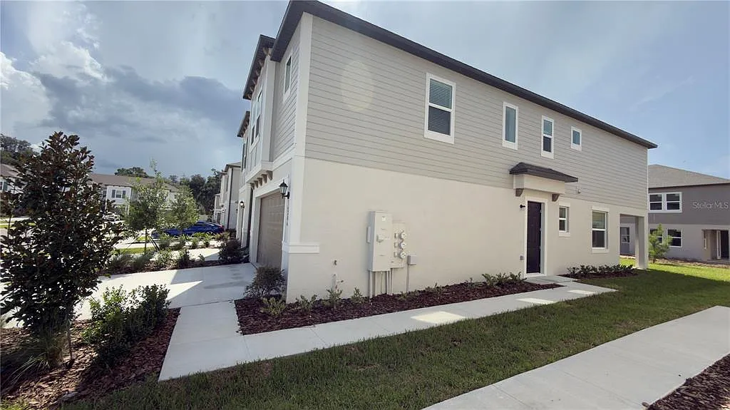 3 bed, 2.5 bath, 1807 sqft, $2,200 — Photo 3
