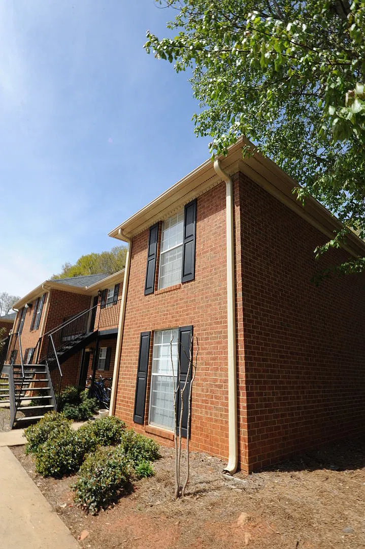 Winfield Chase Apartments — Photo 1