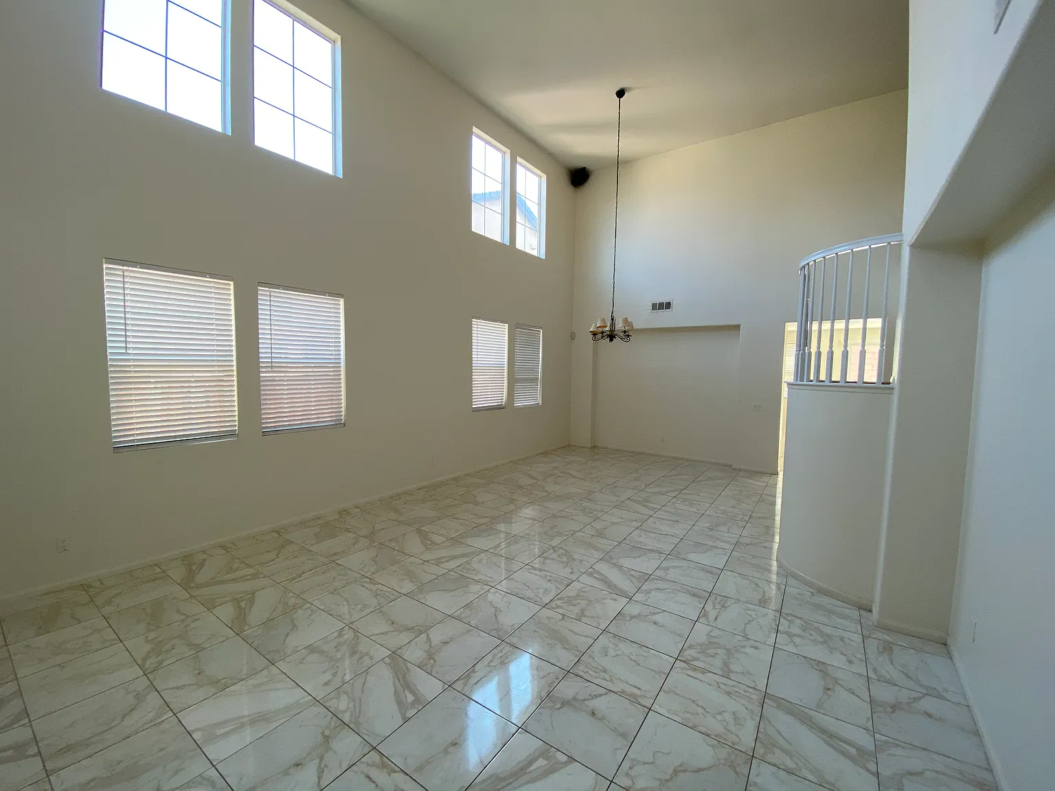 4 bed, 2.5 bath, 2491 sqft, $2,900 — Photo 4