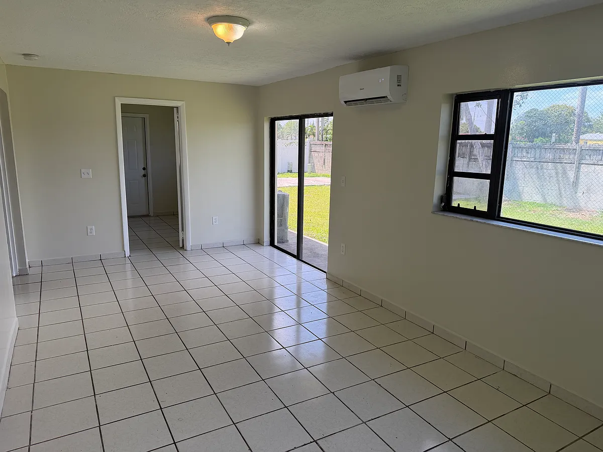 Building Photo - 10375 SW 152nd Ter #A