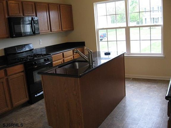 4th image of 16 Twin Oaks Dr