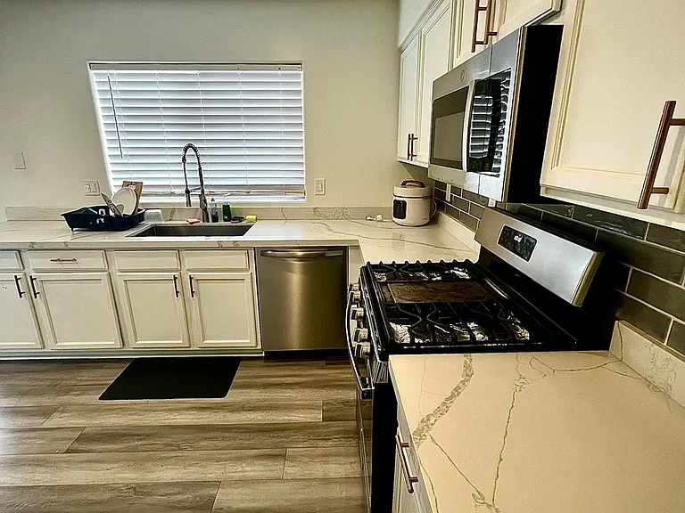 2721 S 108th Ave — Photo 11
