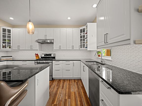 4th image of 405 Rockland Rd