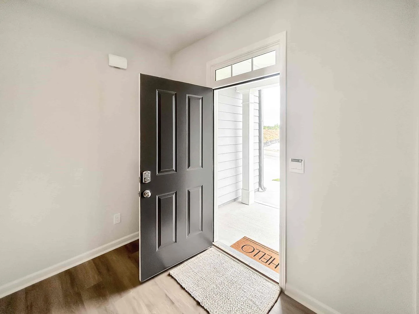 Modern Luxury Meets Small-Town Charm! 4 BR 3.5 BA! — Photo 4