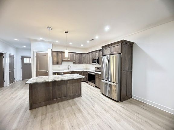 3rd image of 101 Edgefield Ct