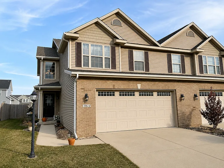 206 Gentian St — Photo 1