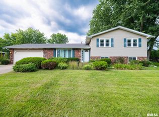 17 Winged Foot Dr, Pekin, IL 61554
