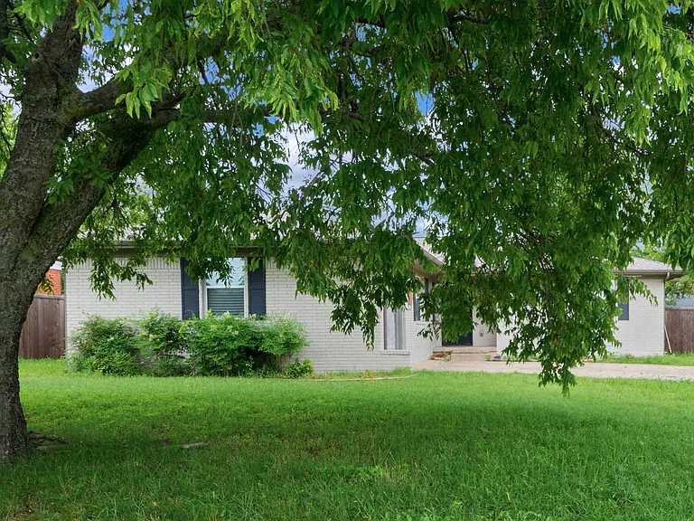 602 N Allen Dr — Photo 2