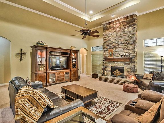 3rd image of 511 Parker Oaks Ln
