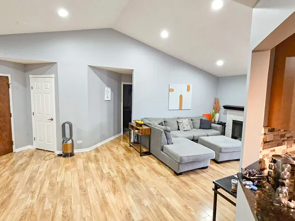 1800 Fox Run Dr, Elk Grove Village, IL 60007