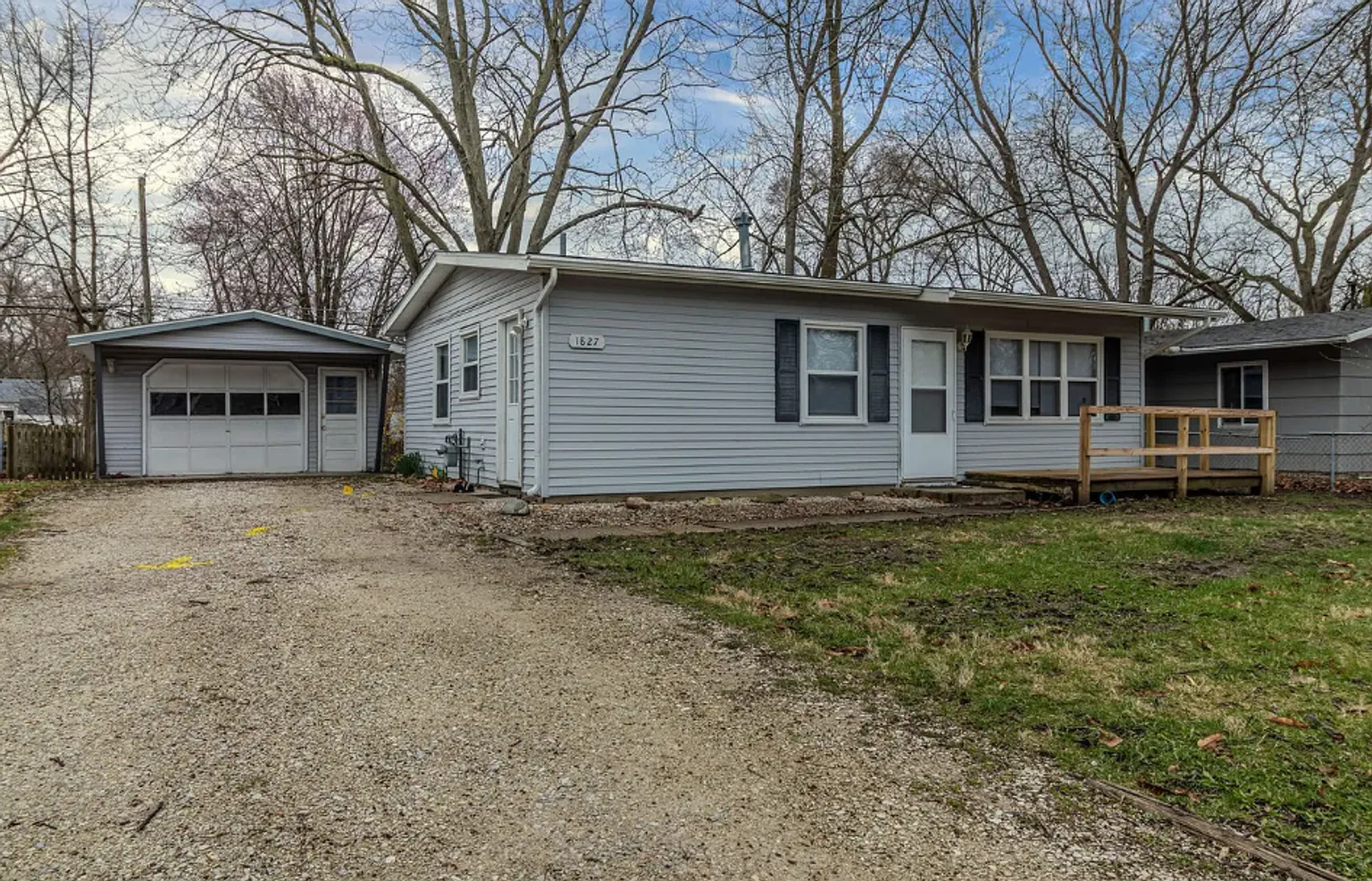 1827 Parkdale Dr photo 1