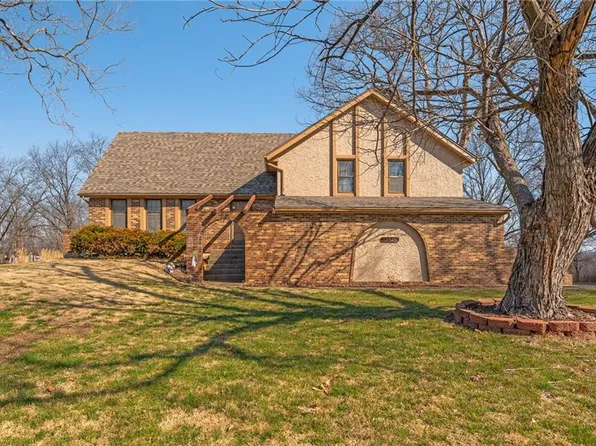 12326 Pinehurst Dr, Kansas City, KS 66109