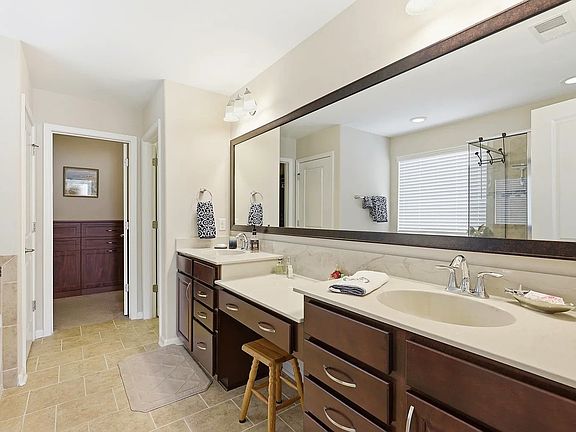 5th image of 225 Willow Point Cir