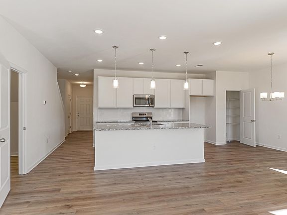 4th image of 173 Courtside Dr