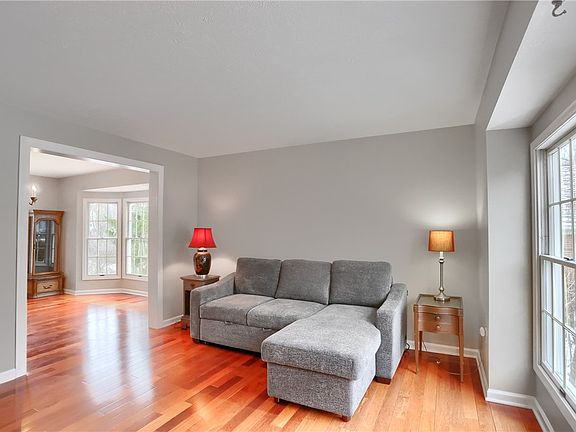 5th image of 355 Valerie Dr