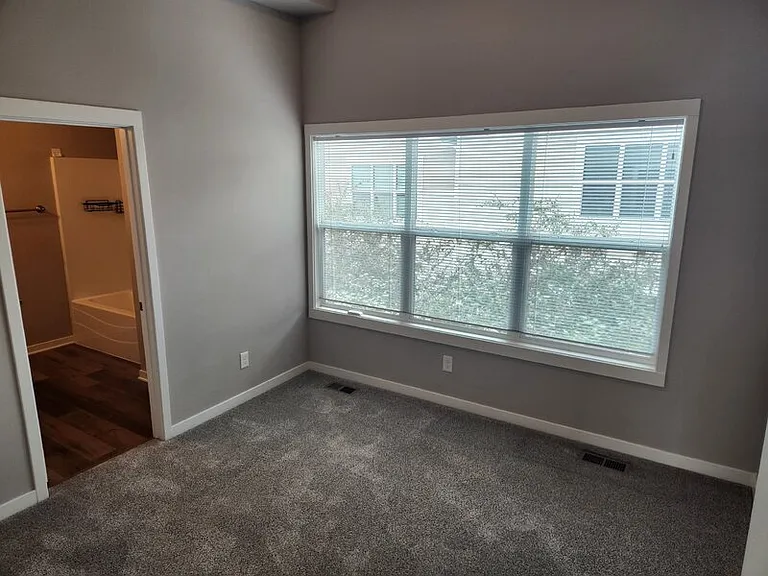 301 SE 11th St #703 — Photo 10