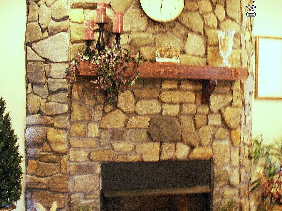 Rock Fireplace w/gas logs