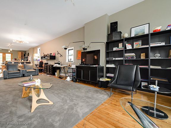 5th image of 1124 N Milwaukee Ave #3