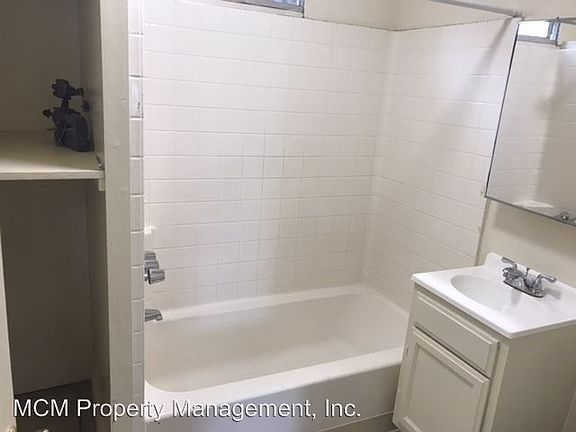 4th image of 1058 1/4 N Normandie Ave