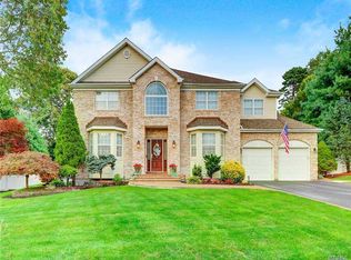 29 Timber Ridge Dr, Hauppauge, NY 11788