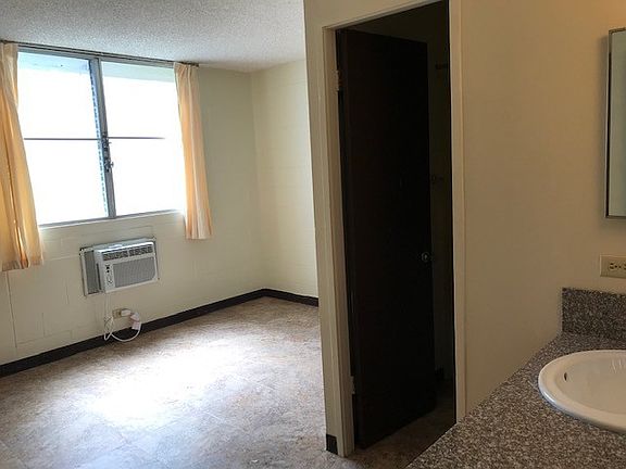 5th image of 1038 Spencer St APT 202