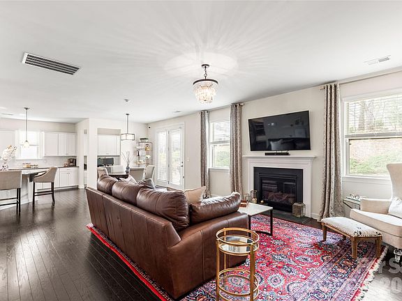 5th image of 570 Sandbar Pointe