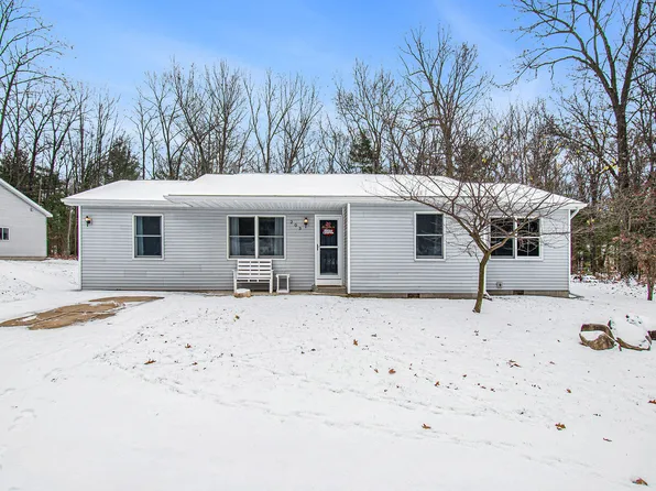 203 Chippendale Dr, Houghton Lake, MI 48629