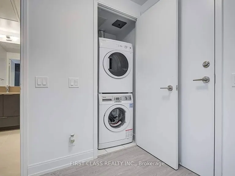 181 Dundas St E #1002 — Photo 4