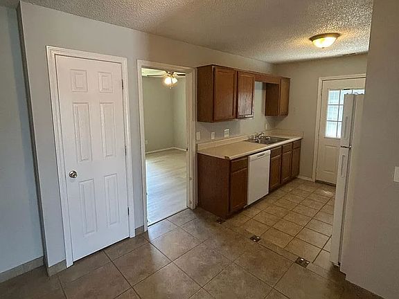 3rd image of 3305 SW Victoria Pl
