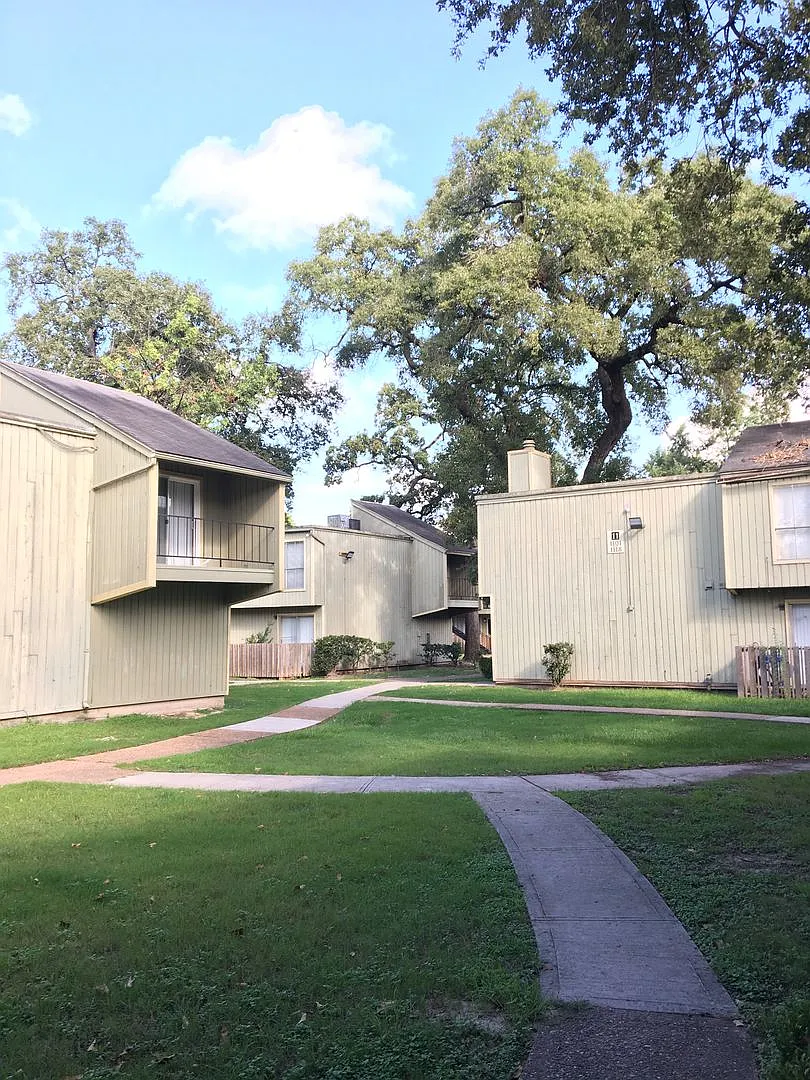 2 bed/ 2 bth first floor unit — Photo 3