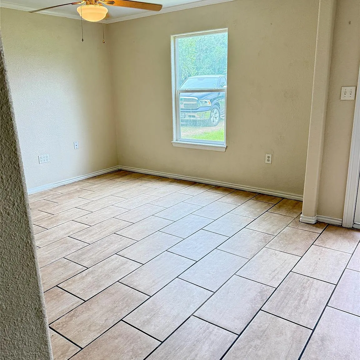 3 bed, 1.0 bath, 808 sqft, $900 — Photo 3