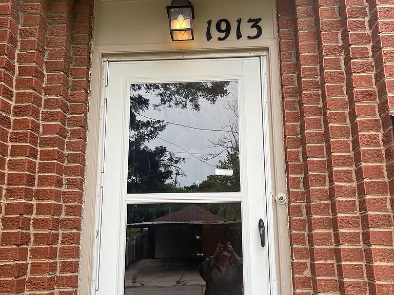 1913 N Ross Ave — Photo 3