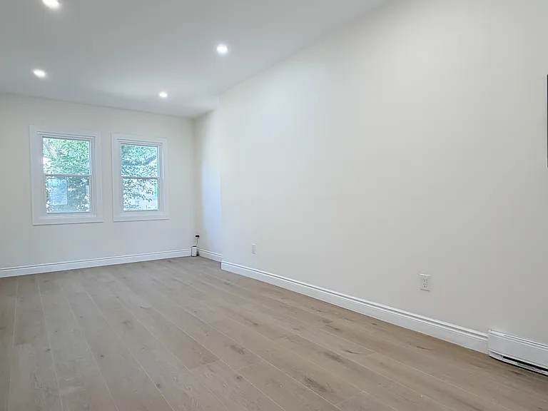 691 Ouellette Ave #3 — Photo 3