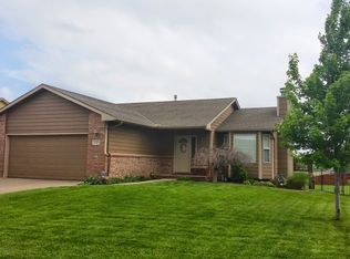 1727 N Country Walk Ln, Mulvane, KS 67110