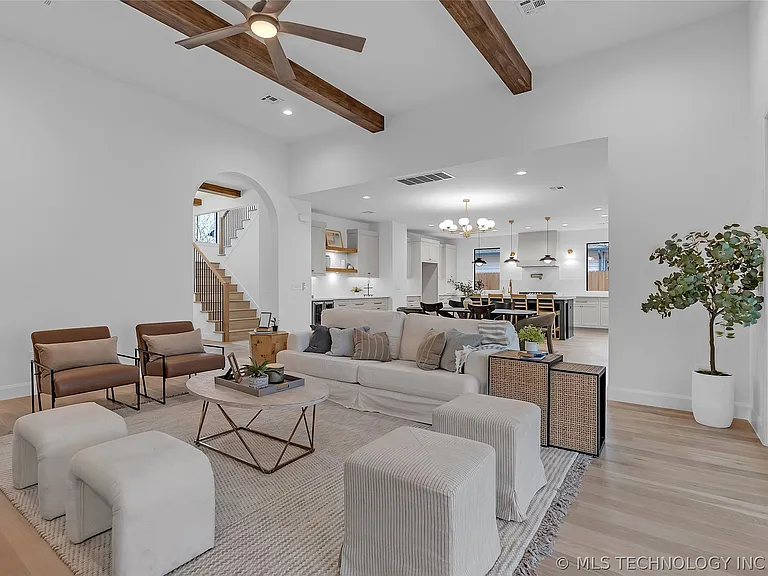 515 W El Paso St — Photo 11