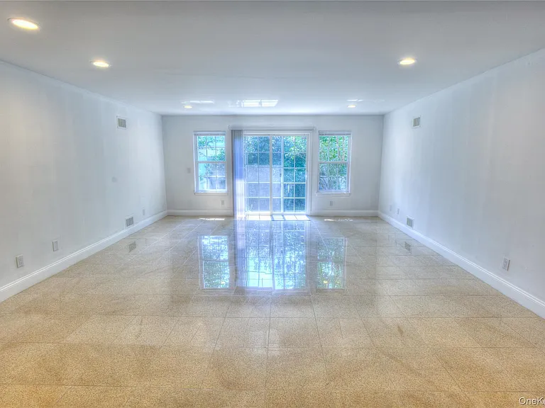 12 Yennicock Ave — Photo 8