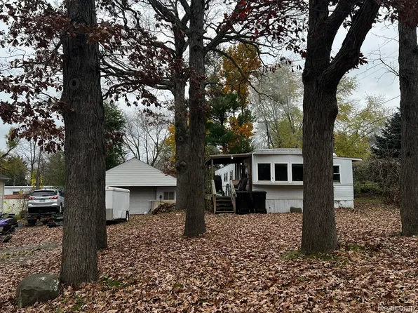 8321 Vistaview Dr, Brighton, MI 48114