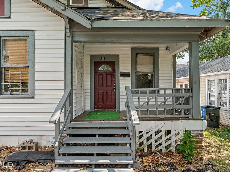 315 Robinson Pl — Photo 2