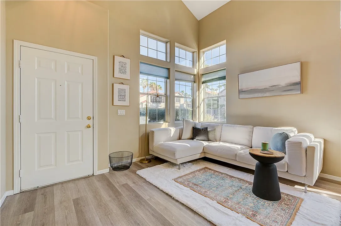 3 bed, 3.0 bath, 1476 sqft, $2,100 — Photo 2
