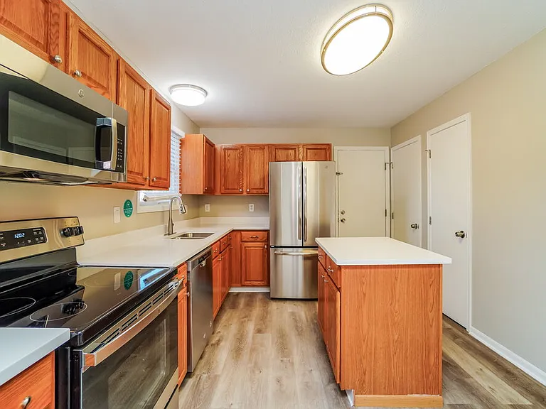 1041 Oxford Dr N — Photo 9