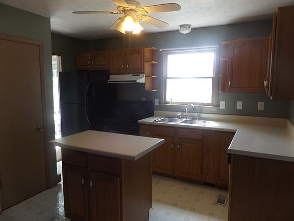 3rd image of 411 Victory Ln