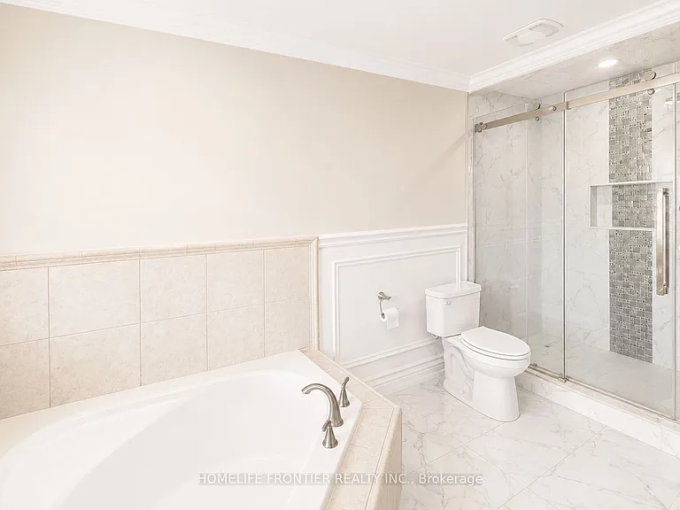 885 Farmstead Dr #UPPER — Photo 25
