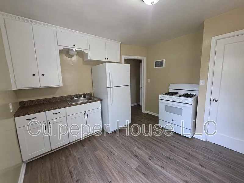 3 bed, 1.0 bath, 1057 sqft, $1,200 — Photo 2